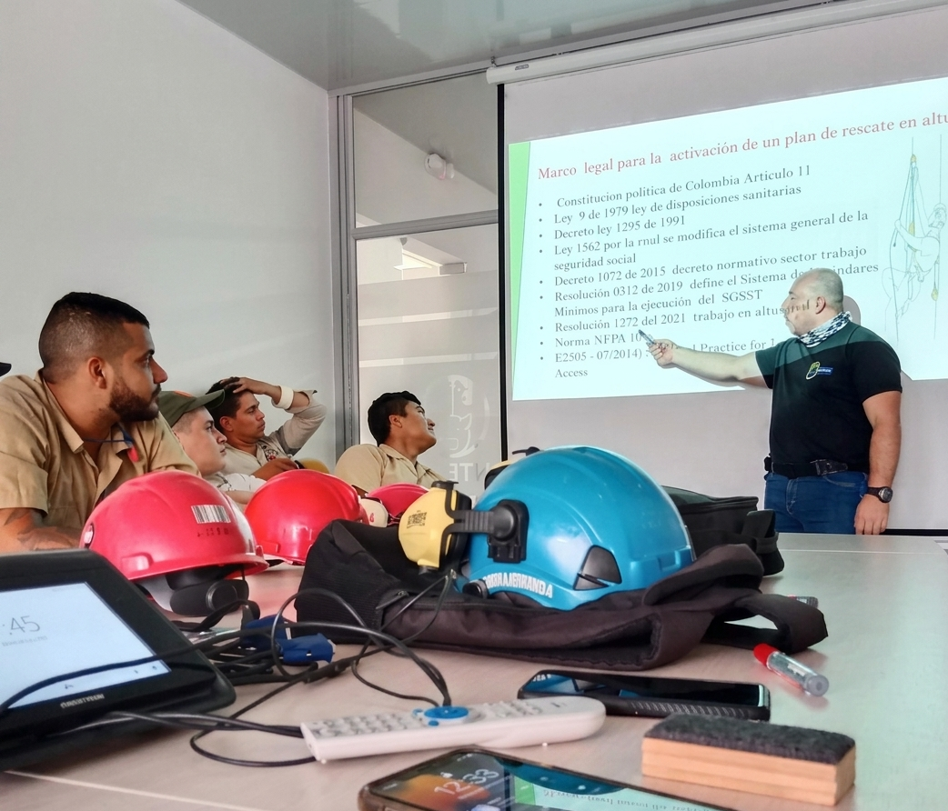 Capacitación en seguridad en alturas y normativa de rescate