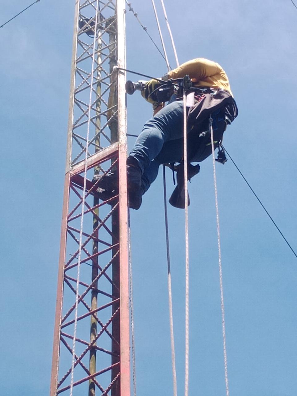 Instalación con acceso por cuerdas en torre