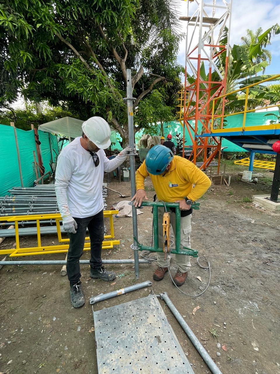 Montaje de estructura junto a torre de comunicaciones