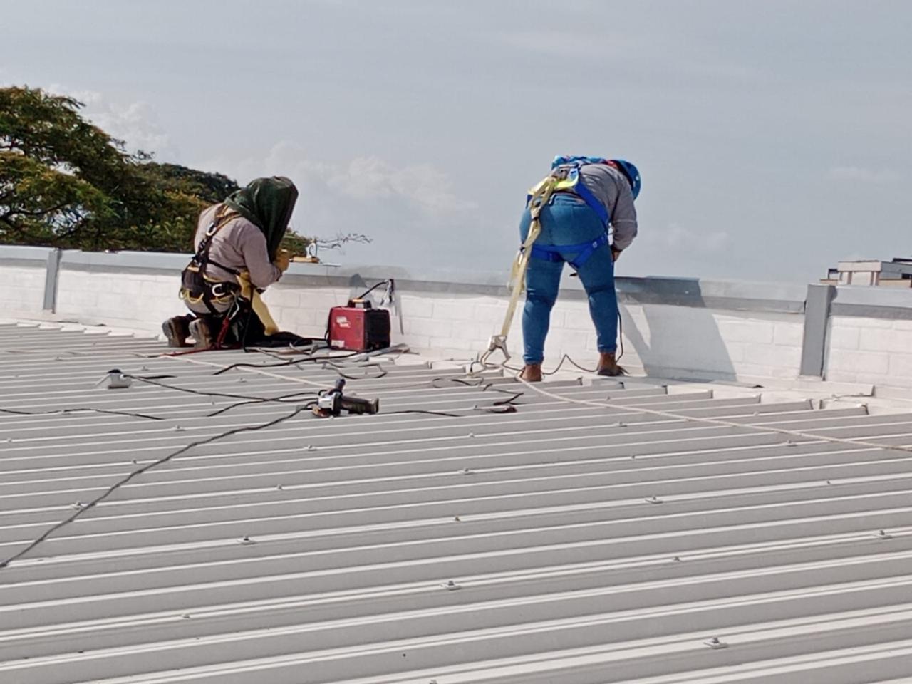 Instalación de guías en cubierta metálica