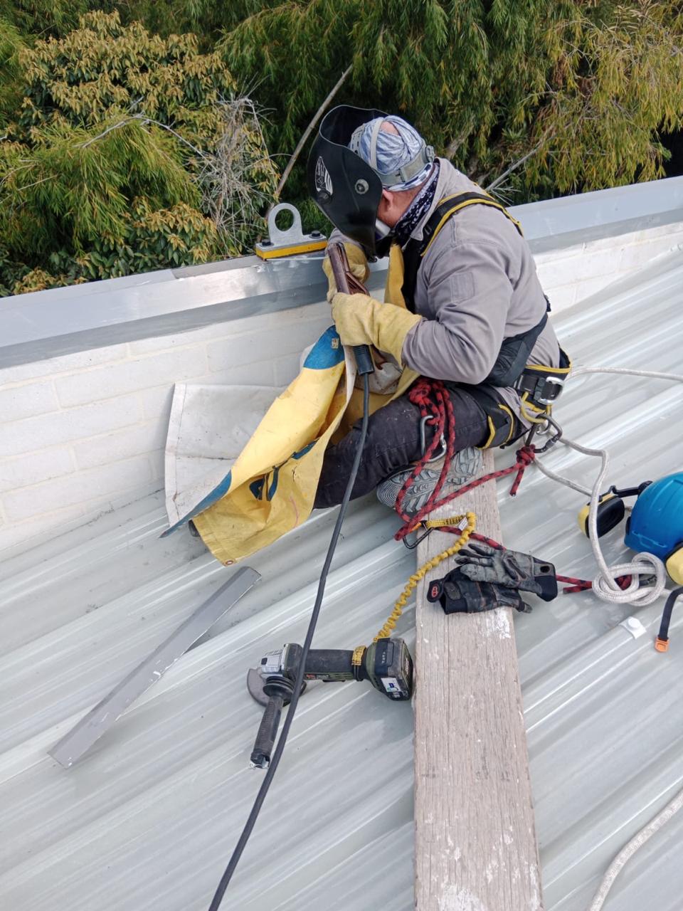 Instalación de guías y sistemas en cubierta con arnés