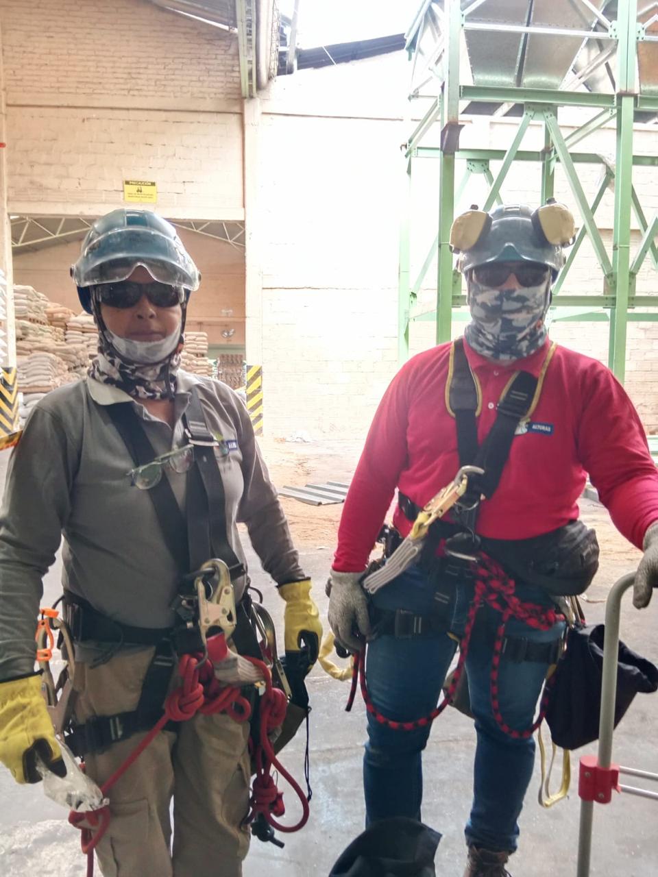 Instructores con arnés y equipos de protección contra caídas