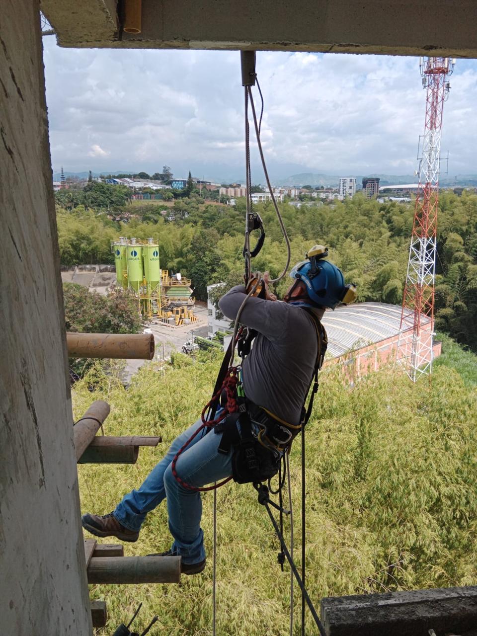 Técnico en acceso por cuerdas en entorno industrial