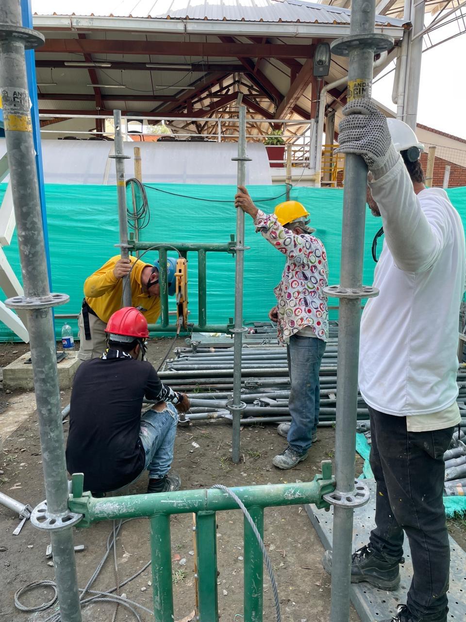 Equipo técnico ensamblando estructura metálica en centro de formación