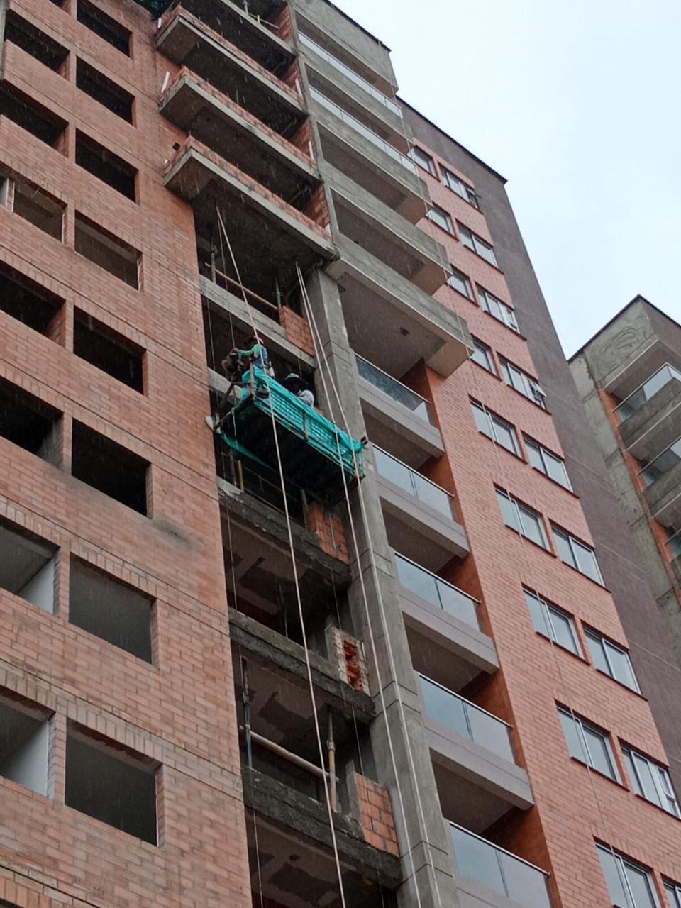 Supervisión de trabajos en fachada con plataforma suspendida
